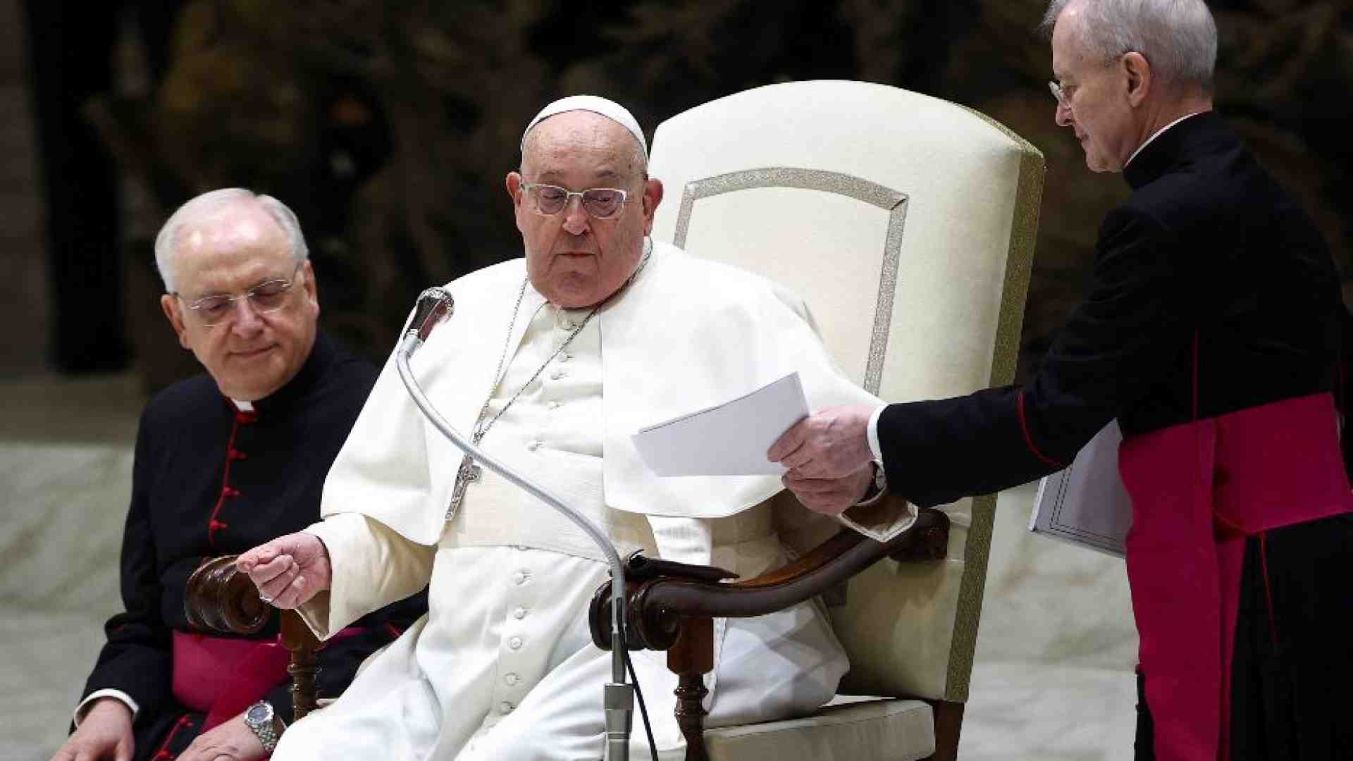 Immagine di Il Papa non legge: «Ho la bronchite». Ma ritrova la voce per invocare pace