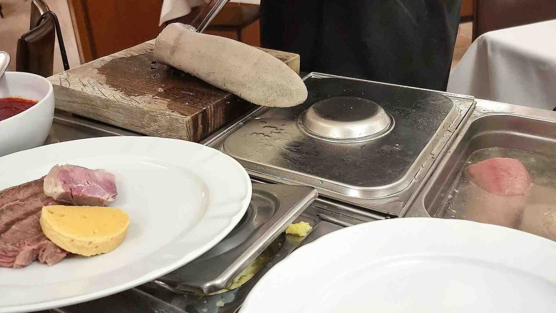 Immagine di Contro la cucina astratta c'è il carrello dei bolliti, cucina figurativa
