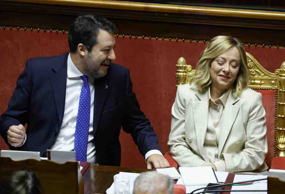 Meloni teme una crisi di Salvini e dice ai capigruppo: "Non prendiamo transfughi dalla Lega"