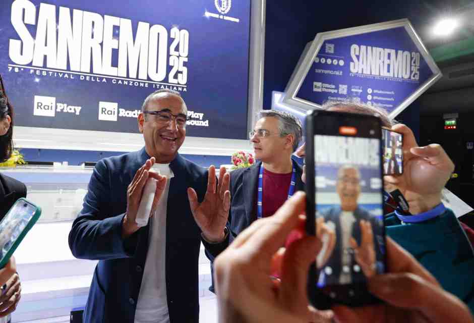 Anche Amadeus e Fiorello hanno guardato Sanremo. Il ministro Urso all’Ariston (con un francobollo)