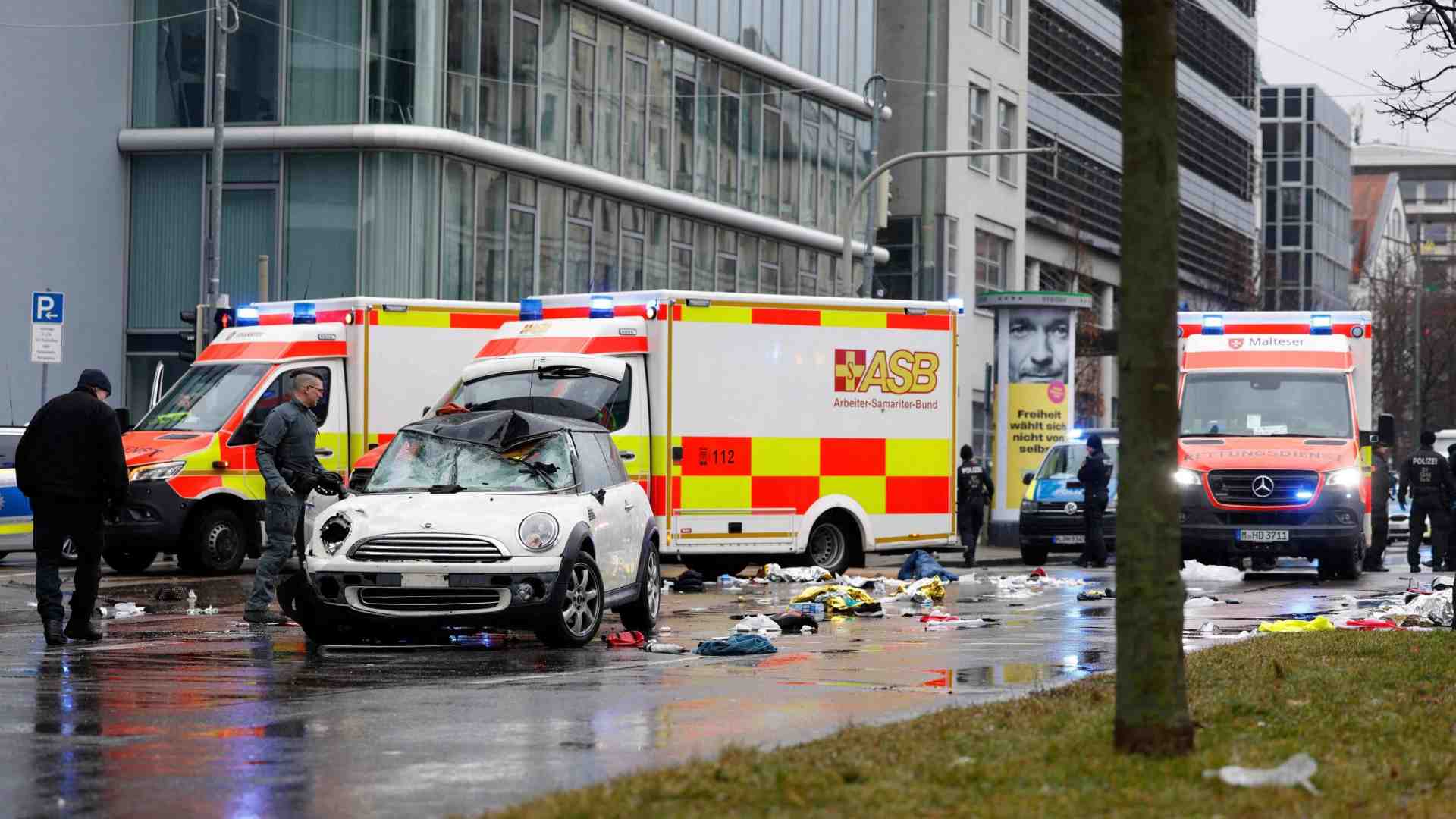 Immagine di Auto sulla folla a Monaco di Baviera. «È un attentato»