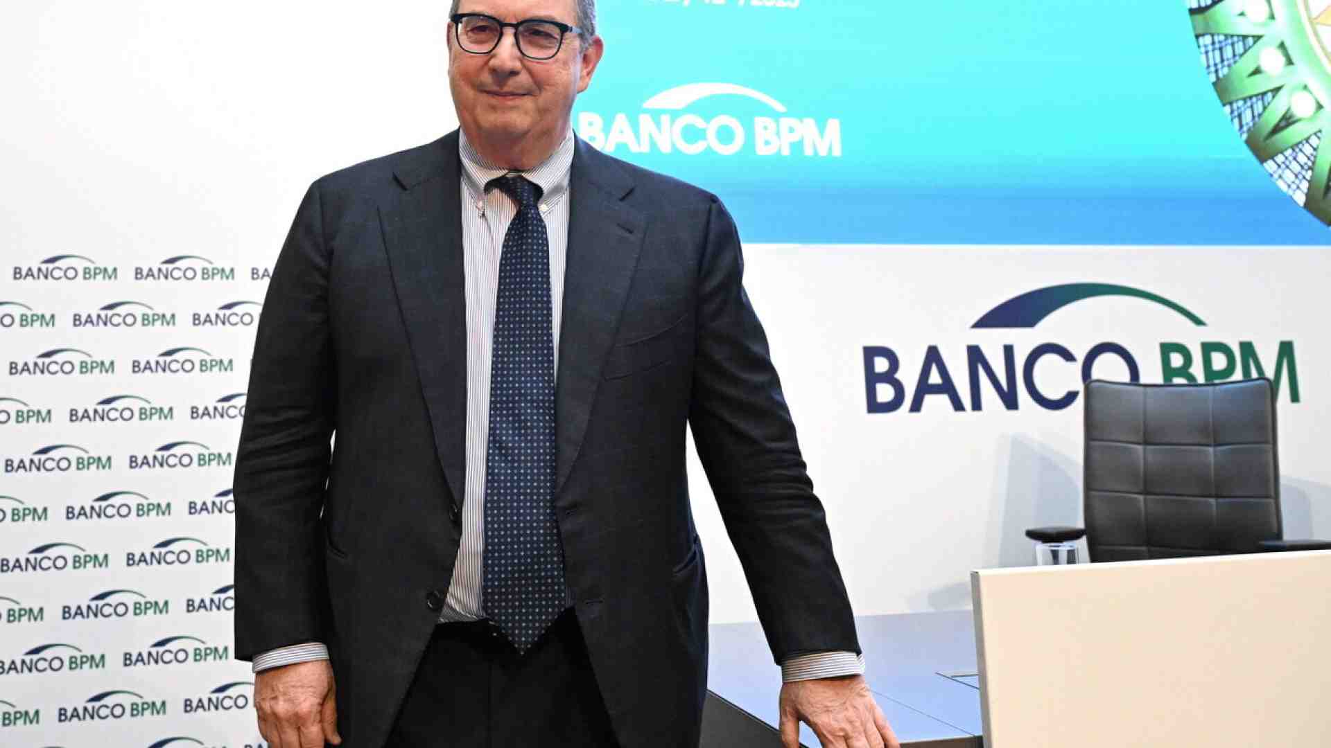 Immagine di Assedio al sistema bancario lombardo: Castagna lancia l’allarme contro Unicredit