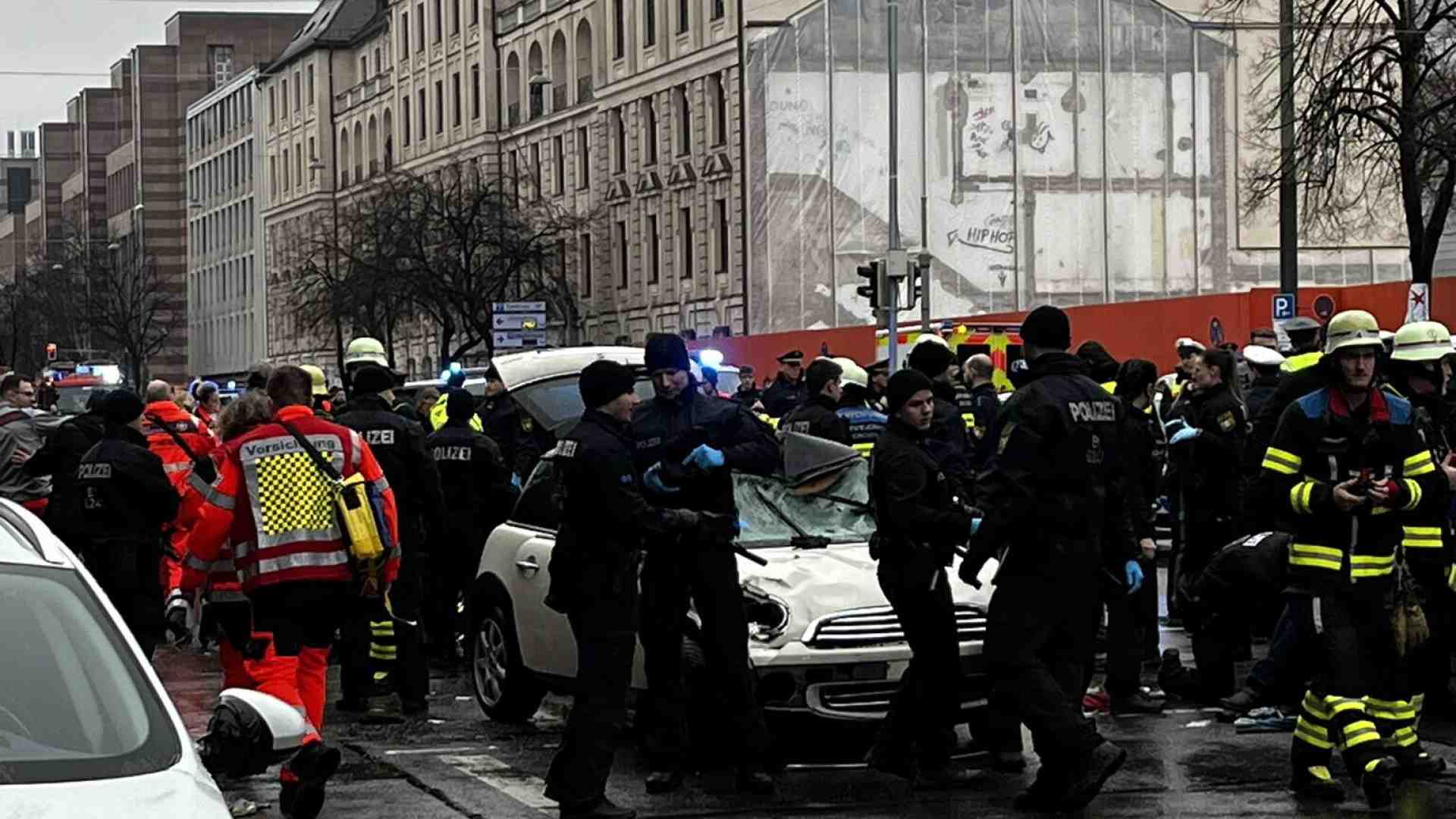 Immagine di Auto sulla folla a Monaco di Baviera. Cosa sappiamo