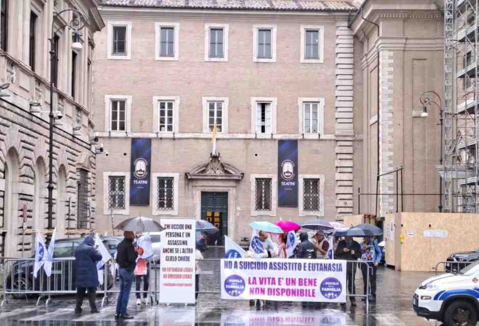 Sit-in del Popolo famiglia contro ddl fine vita vicino al Senato (Ansa)&nbsp;<br />