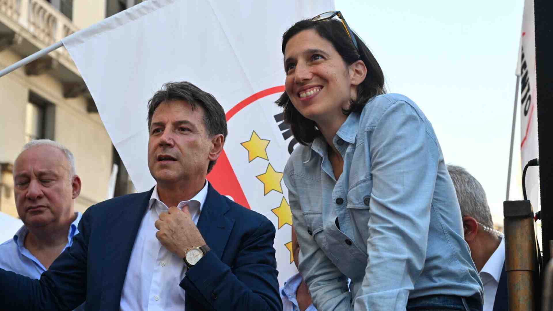 Immagine di Sul caso Campania, Schlein prende tempo e Conte si innervosisce
