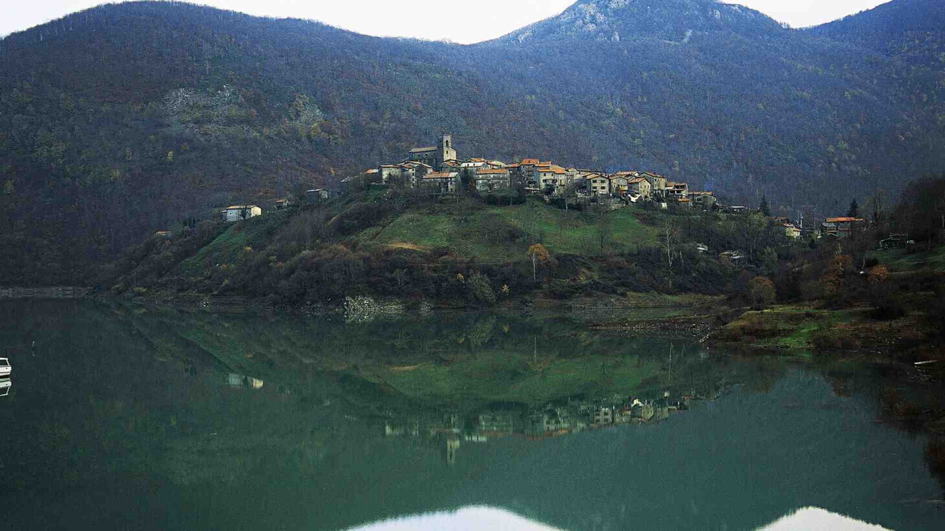 Immagine di Basta andare a Vagli Sotto per trovare statue ingloriose