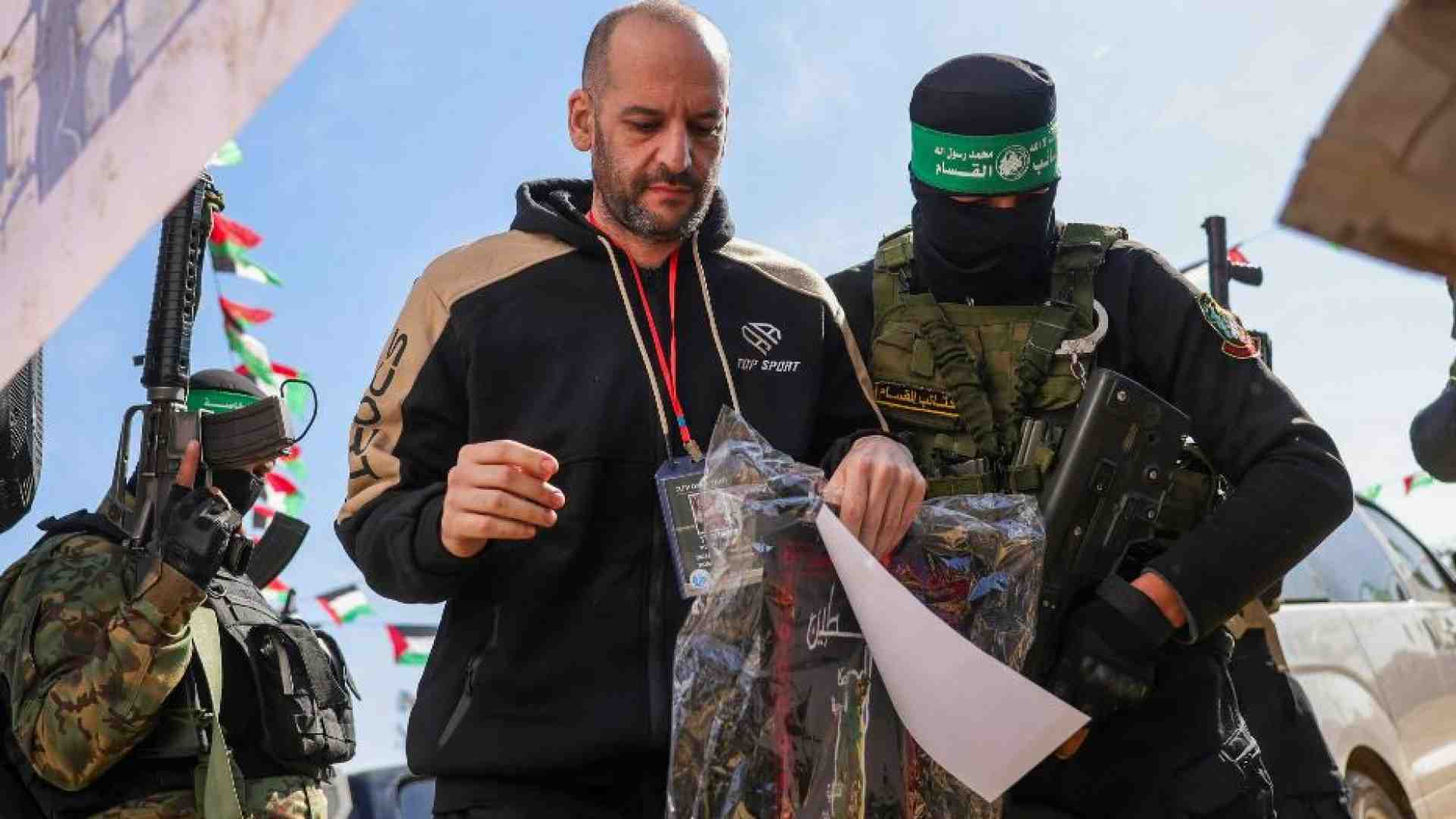 Immagine di Il solito palco, i video, i messaggi d'odio: così Hamas ha liberato i 3 ostaggi