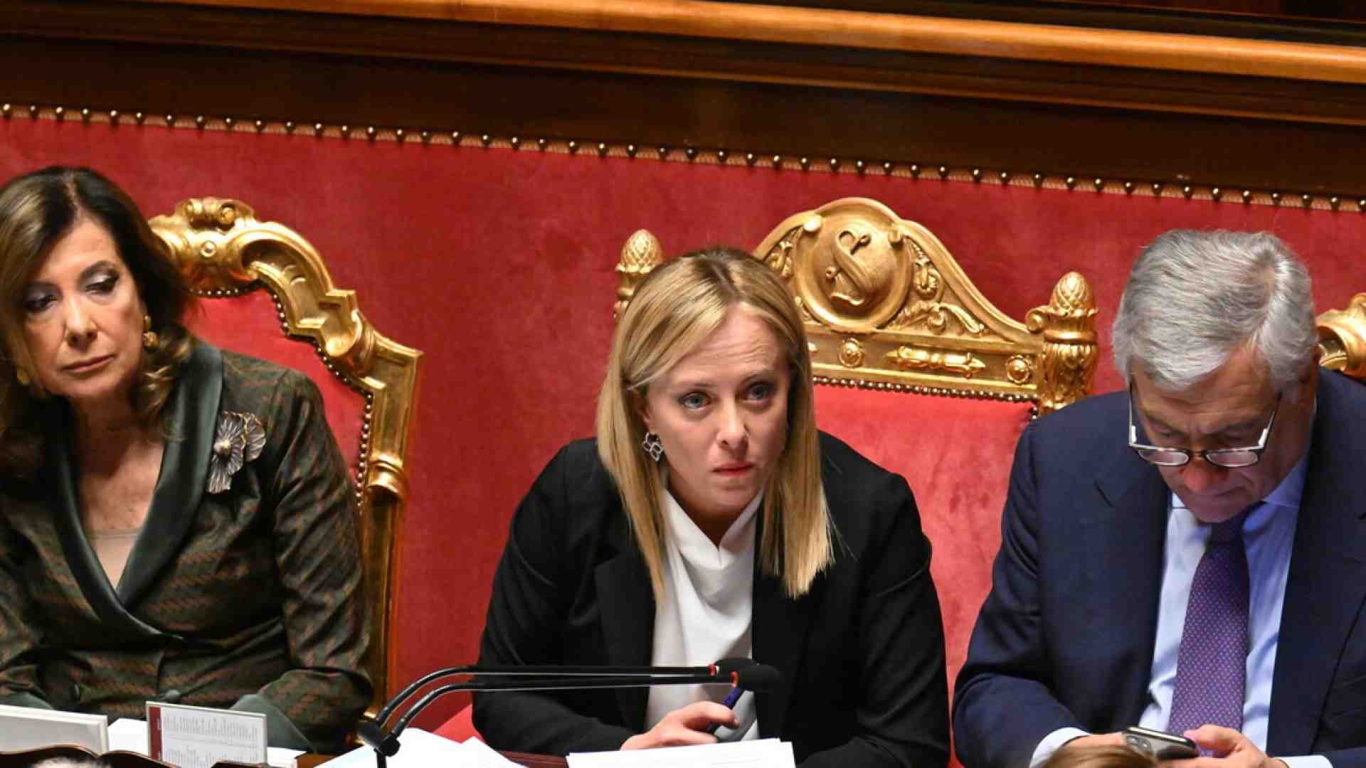 Immagine di Meloni a Casellati: la nuova legge elettorale con il premierato. La ministra a Tajani: "Le preferenze danneggiano FI"