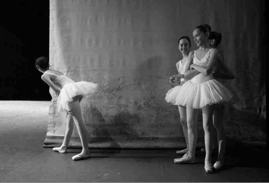 Una fotografia di G&eacute;rard Uf&eacute;ras della mostra "Lo sguardo nascosto. La danza dietro al sipario" al Teatro alla Scala di Milano supportata da Ferragamo&nbsp;<br />