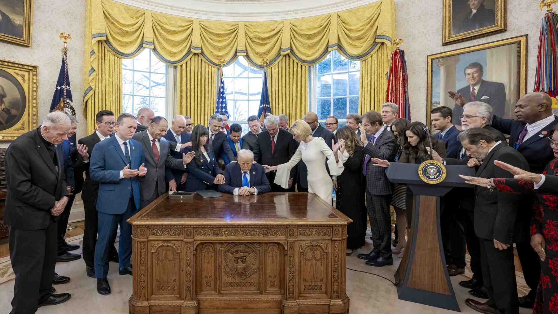 Immagine di L'Ufficio della Fede di Trump, senza cattolici inginocchiati davanti a lui