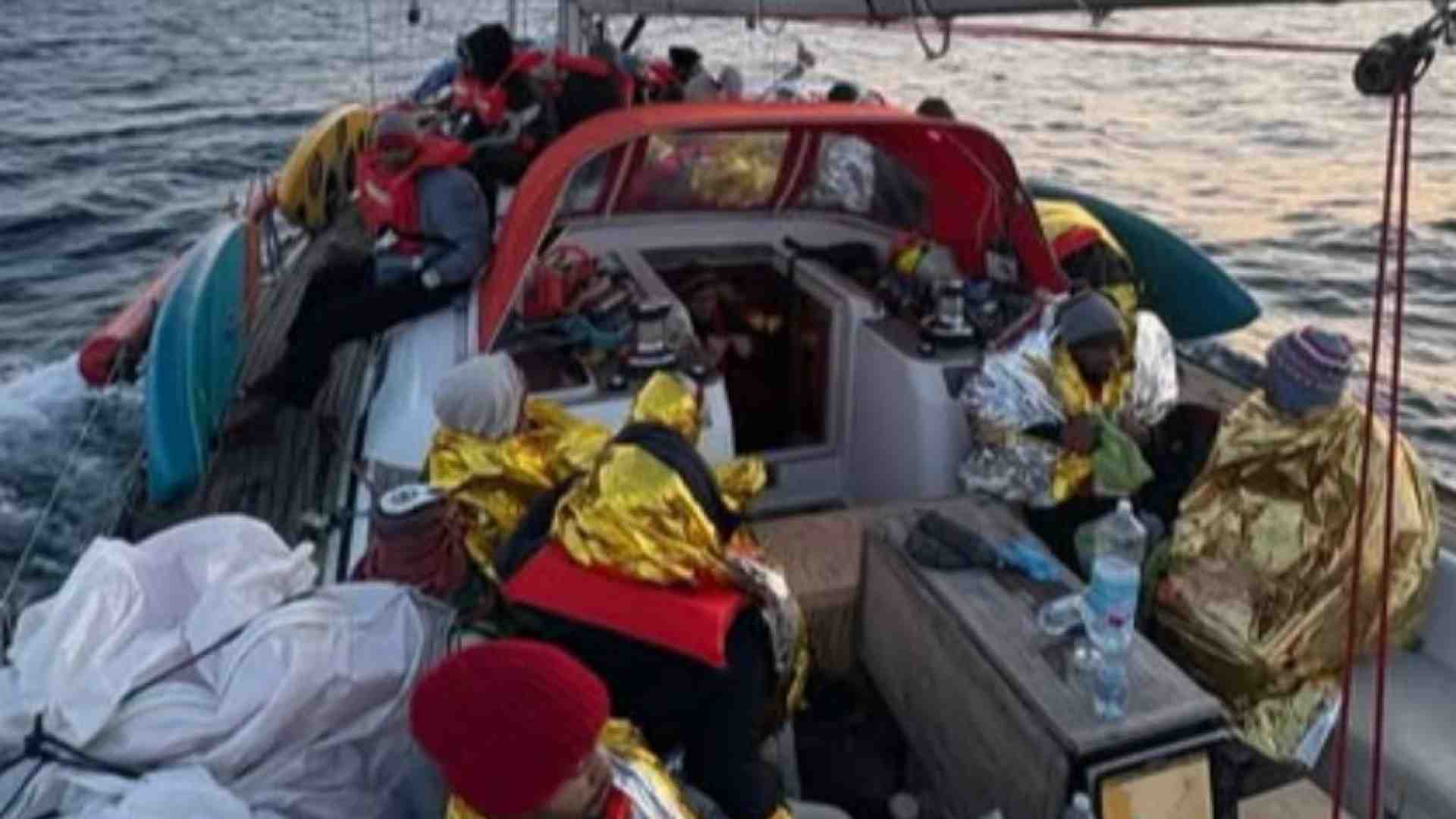 Immagine di Piccolo veliero salva 50 persone in pericolo