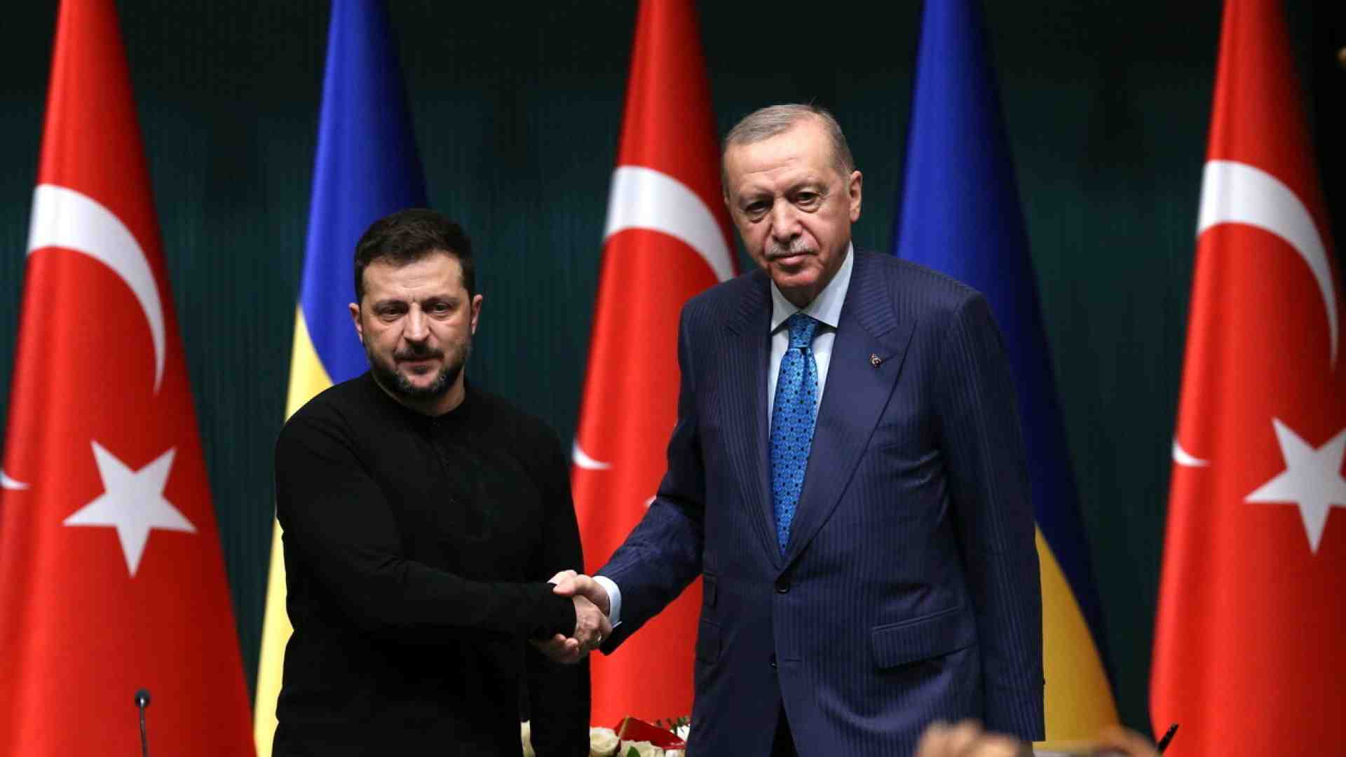 Immagine di Zelensky evita i negoziati senza Kyiv e va in Turchia