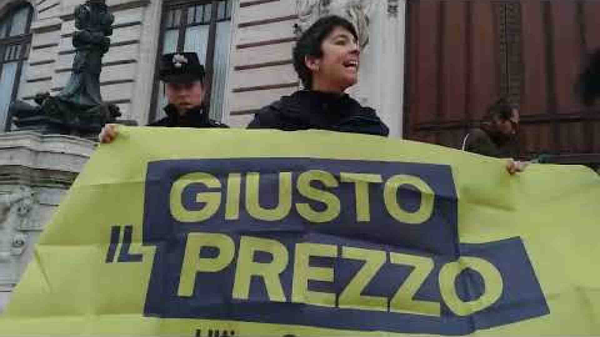 Immagine di Frutta e verdura marcia sulla scalinata di Montecitorio