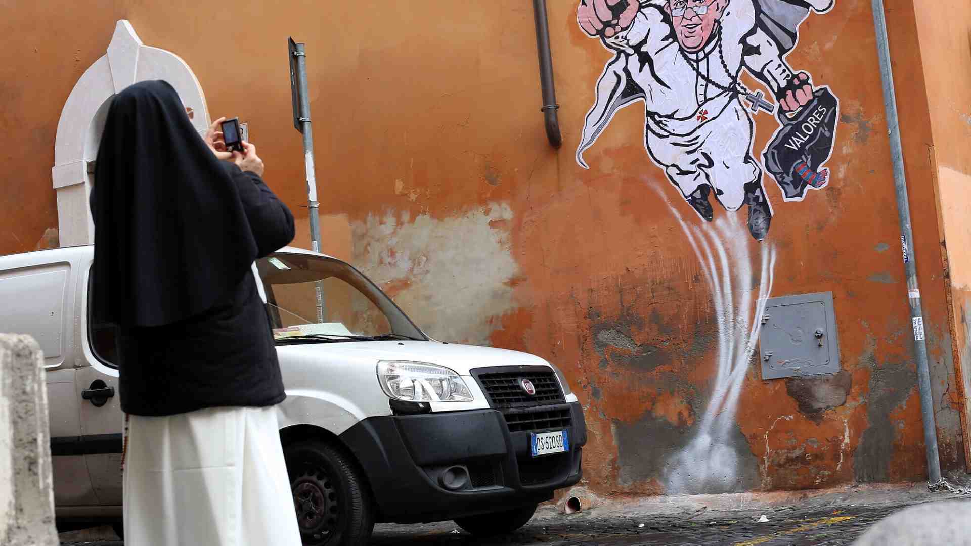 Immagine di Un giro a Borgo Pio, tra preghiere per il Papa e pochi pellegrini