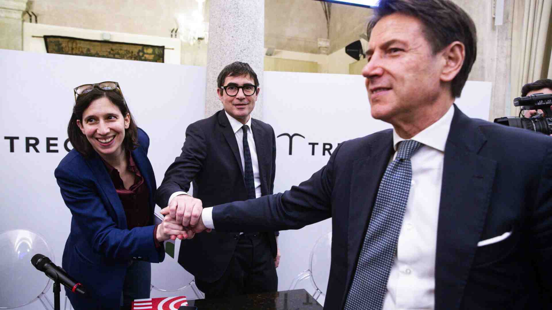 Immagine di Conte non cede al Pd: "In piazza contro il governo e contro le armi"