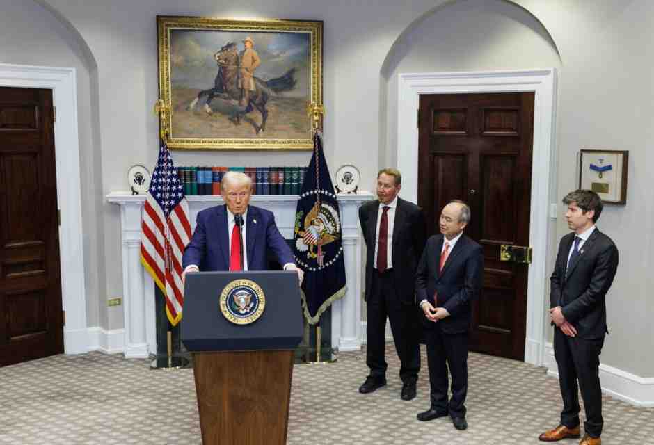 Trump durante la conferenza stampa nella Roosevelt Room della Casa Bianca il 21 gennaio scorso mentre annuncia il piano per le infrastrutture Ai (foto Epa, via Ansa)&nbsp;<br />