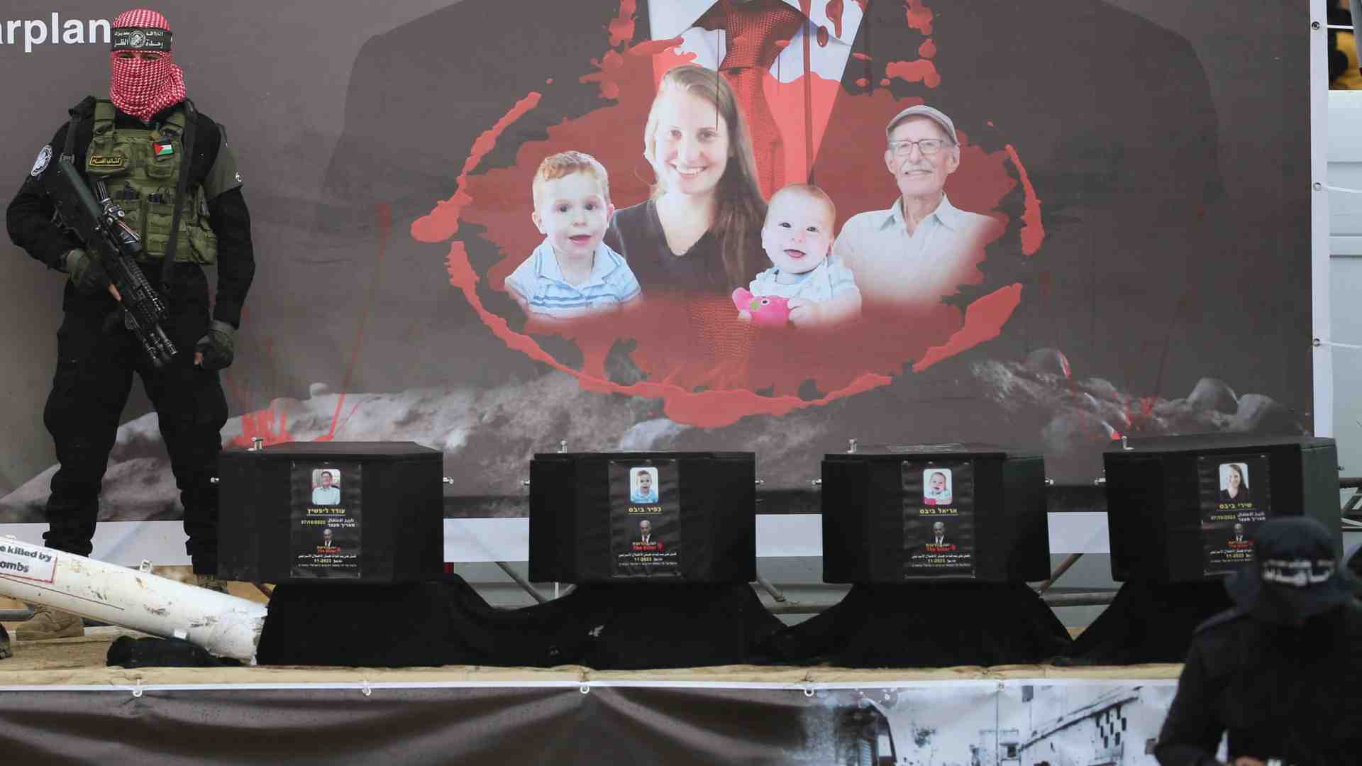 Immagine di Bare nere per i bimbi, Netanyahu vampiro: l'ultimo macabro show di Hamas