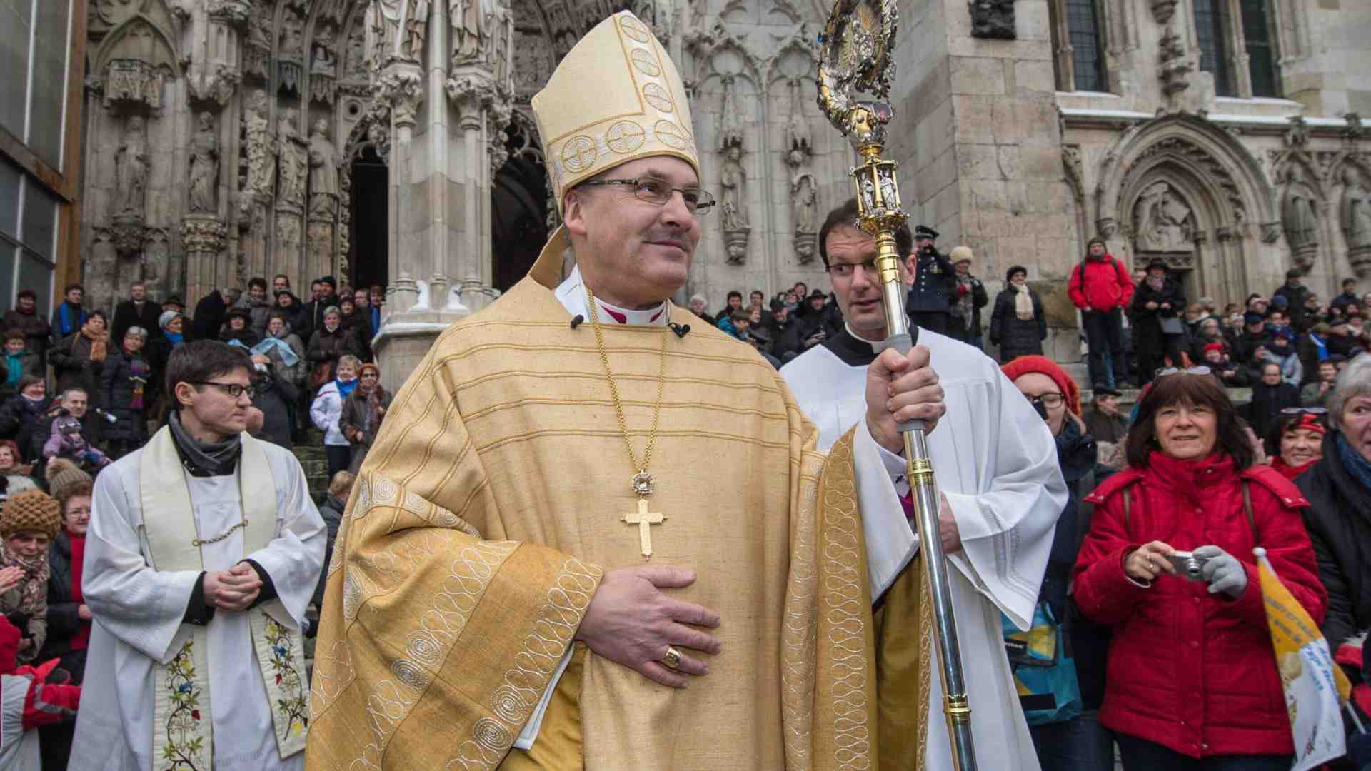 Immagine di Sul cordone sanitario anti AfD si spacca la Chiesa tedesca. Due vescovi: "Non in nostro nome"