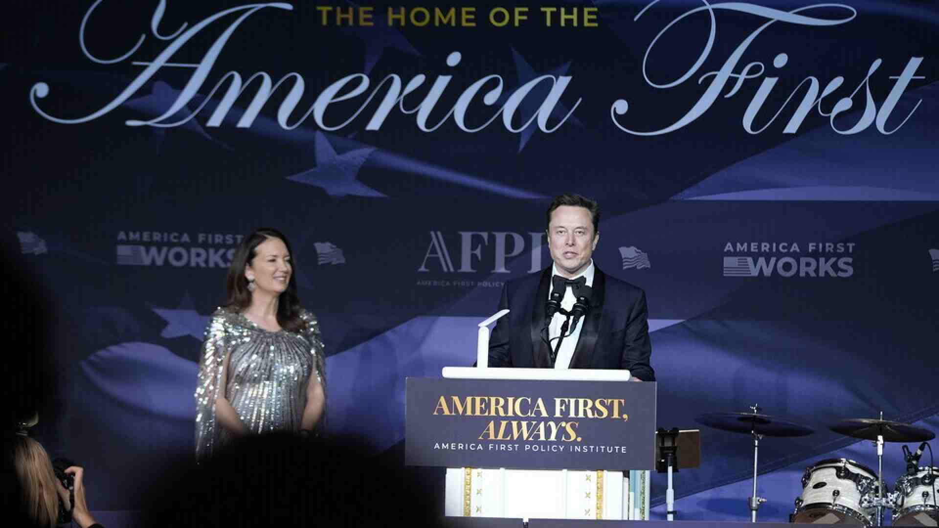 Immagine di Musk sostiene l’AfD in Germania e Farage nel Regno Unito. Una lega estremista