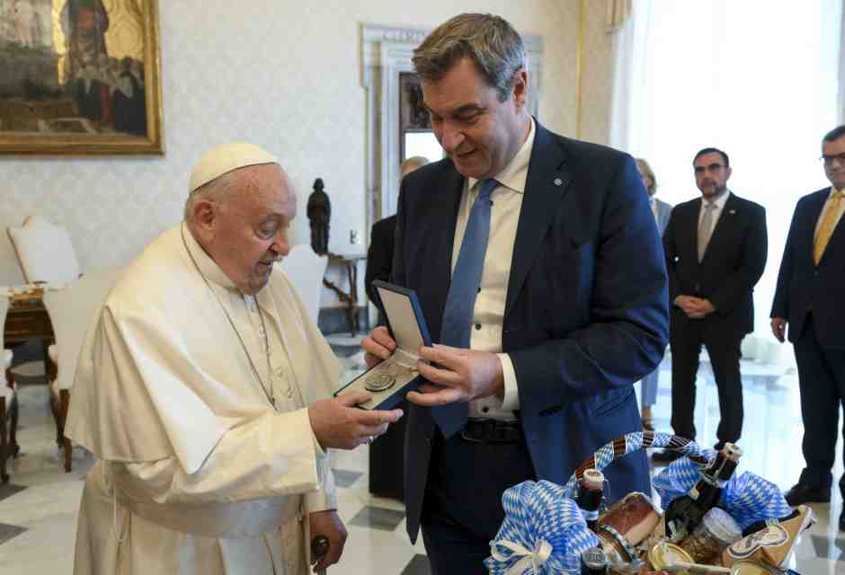 il presidente ministro Markus S&ouml;der con Papa Francesco (LaPresse)