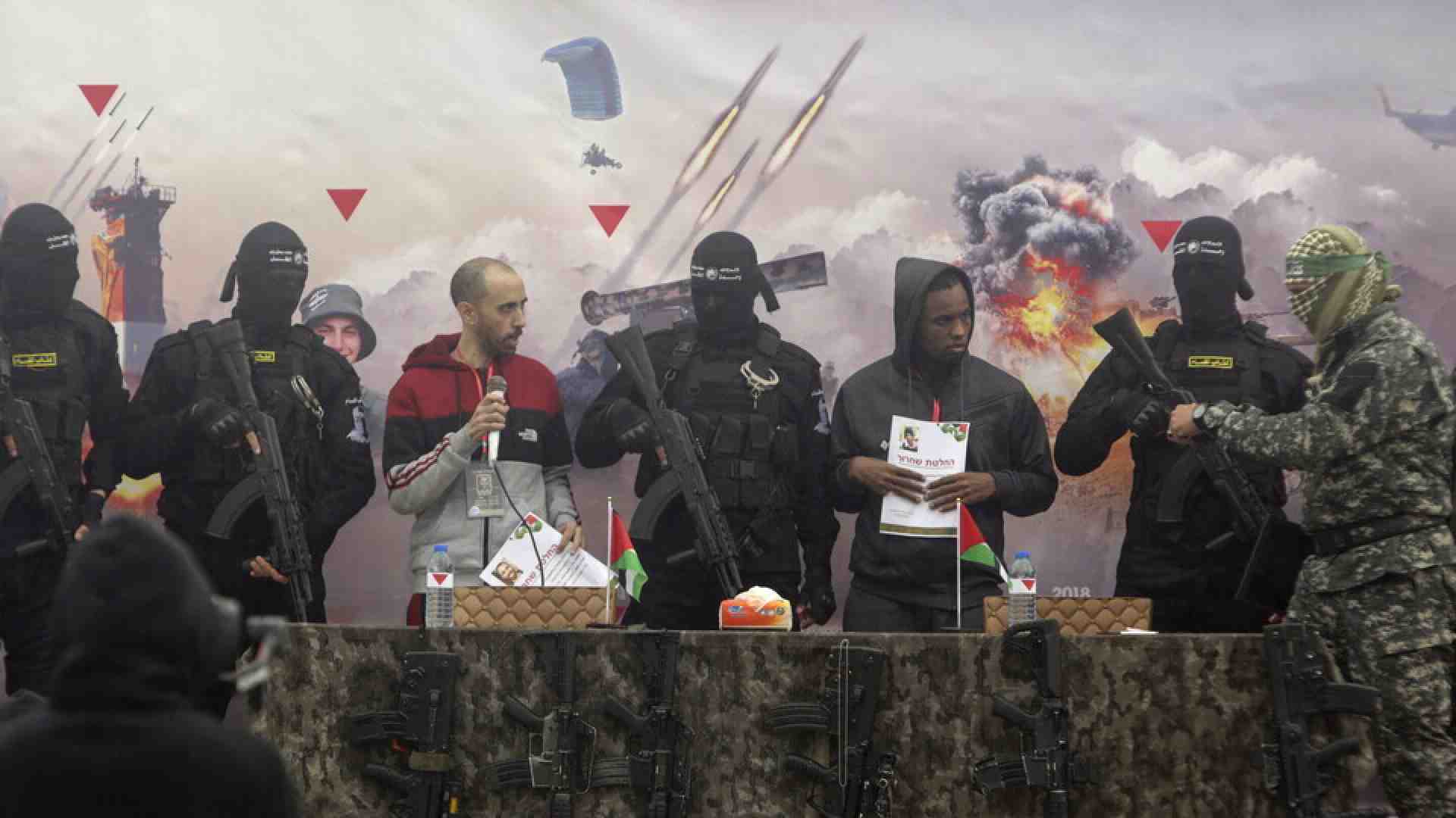 Immagine di Hamas libera altri sei ostaggi israeliani. Israele rimanda lo scambio, sdegnata per l'uccisione dei Bibas