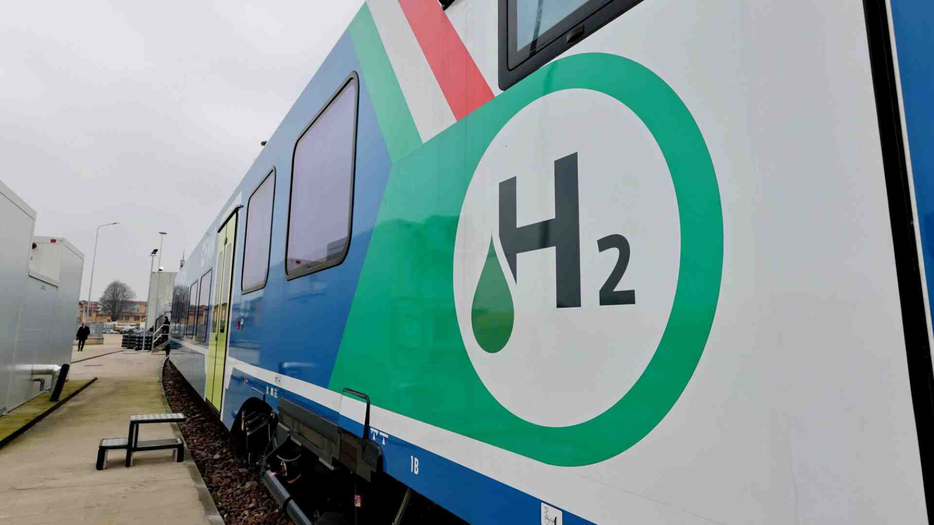 Immagine di Al via, dal 2026, la prima linea di treni a idrogeno in Valcamonica. Nuovi impianti