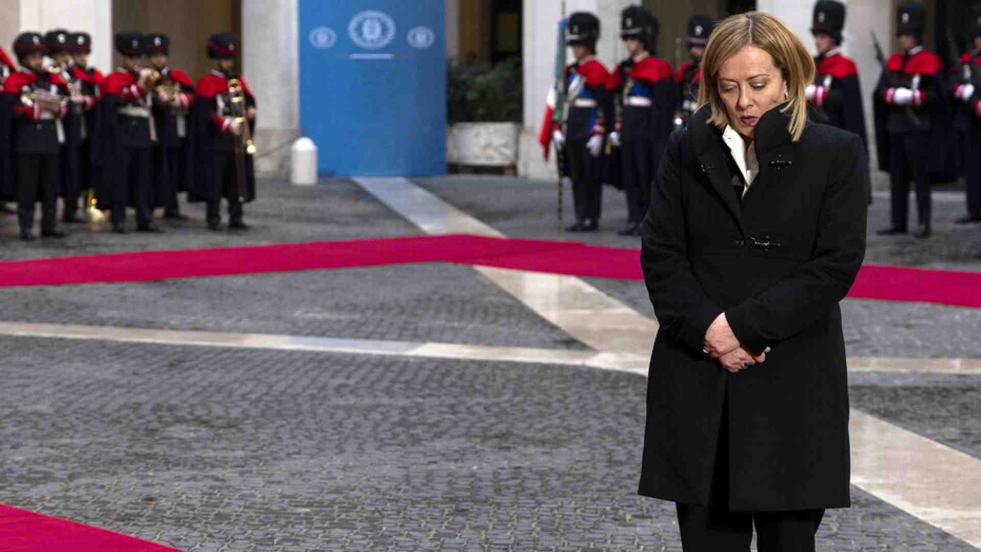Immagine di Meloni parla al Cpac, ma per dieci giorni la premier ha fatto suo un antico precetto romano: tacere