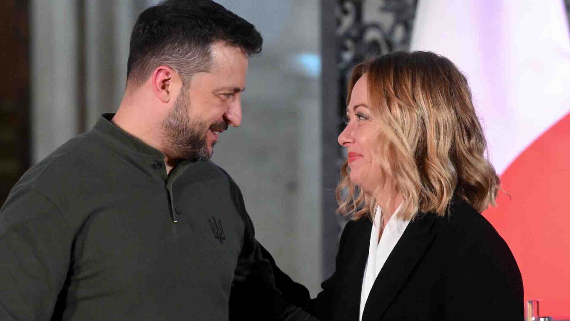 Immagine di Dopo le spallate del trumpismo, Meloni fa la vaga su Kyiv