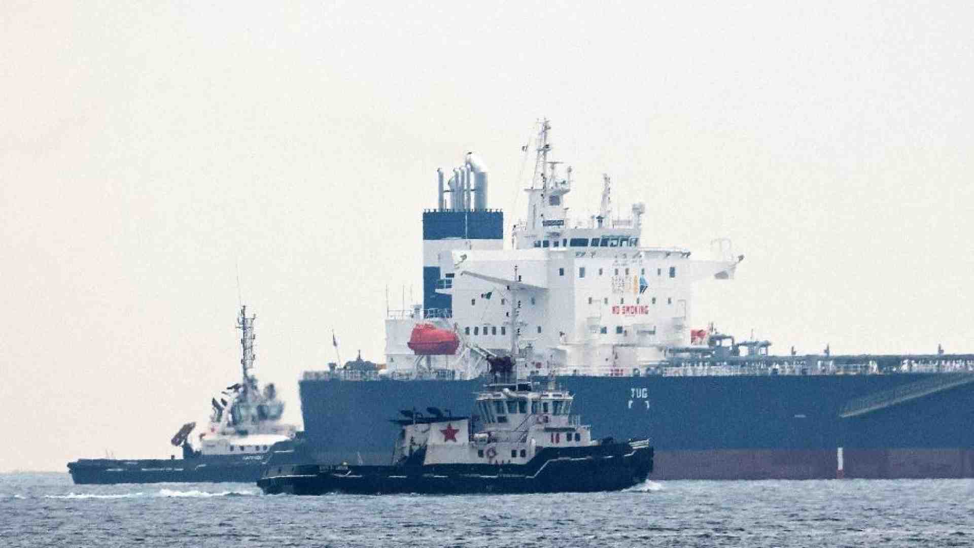 Immagine di Petroliera colpita a Savona: 7 giorni di misteri