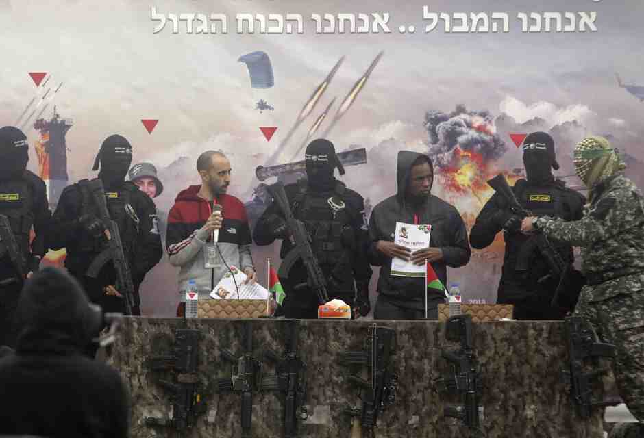 Hamas libera altri sei ostaggi israeliani. Israele rimanda lo scambio, sdegnata per l'uccisione dei Bibas