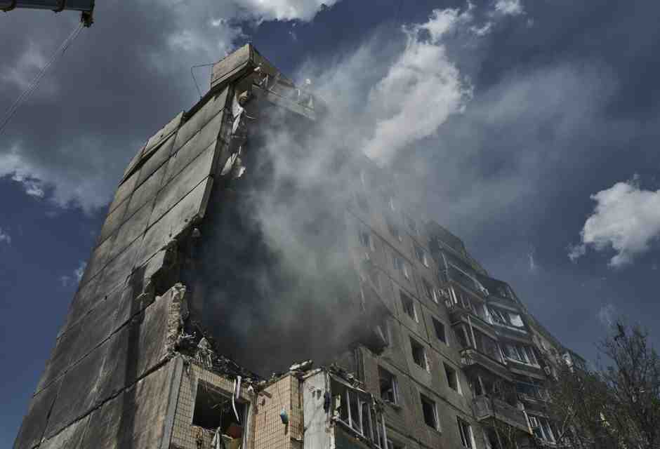 Kryvyi Rih dopo un attacco balistico (Foto LaPresse)<br />