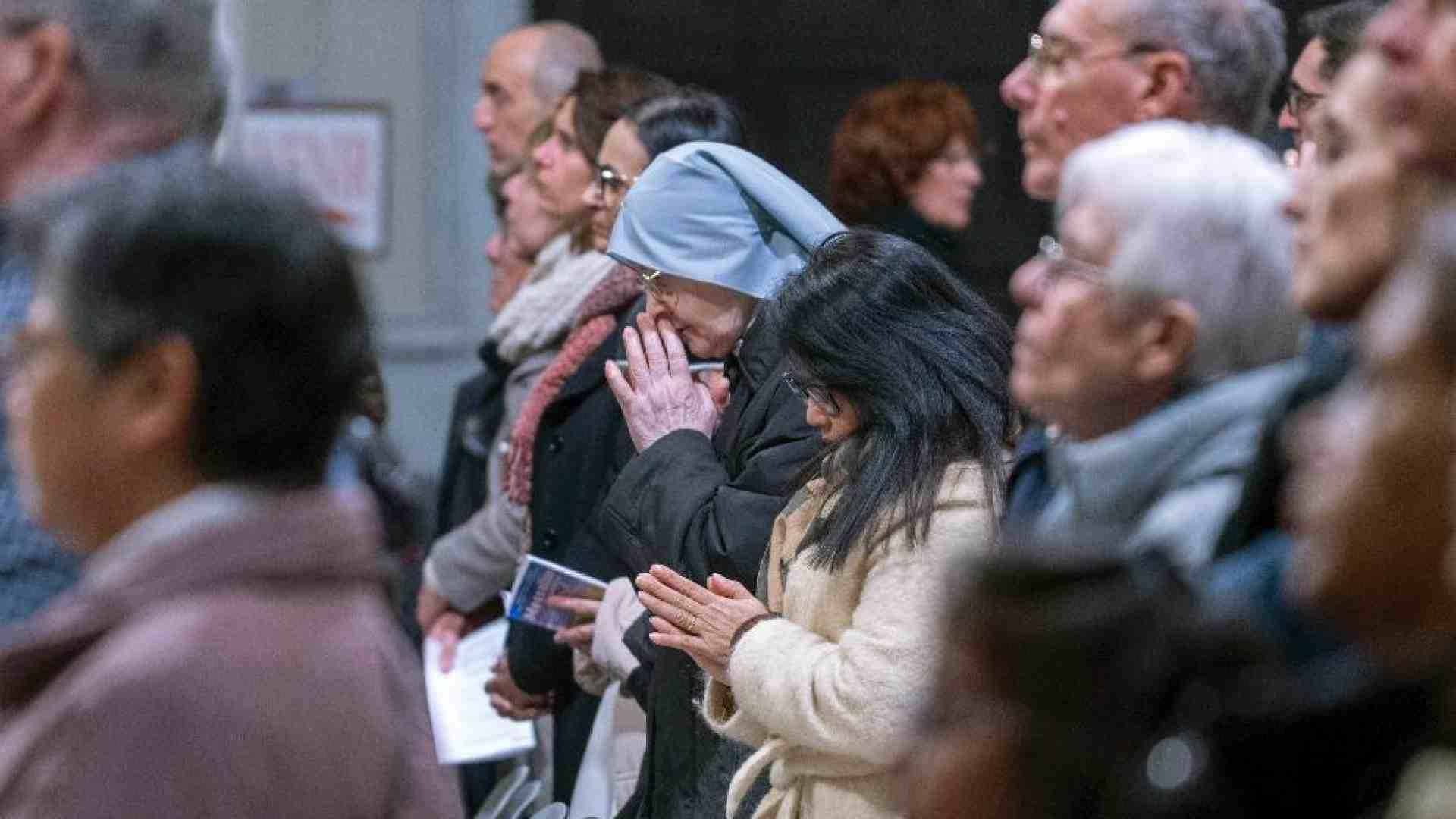Immagine di Le preghiere di Zuppi e Reina danno voce all'Italia: il Papa guarisca presto