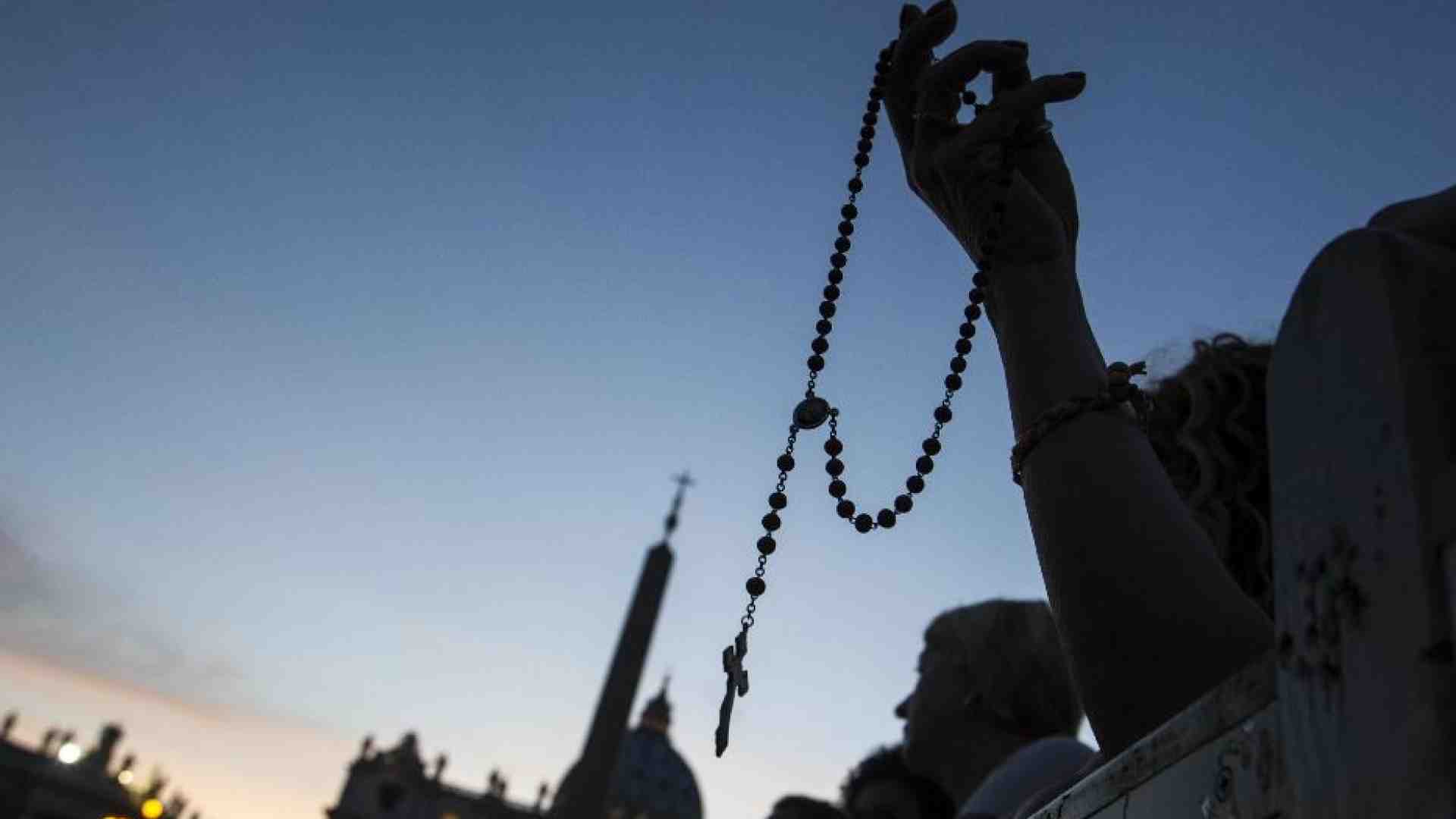 Immagine di La diretta del Rosario per il Papa con il cardinale Zuppi