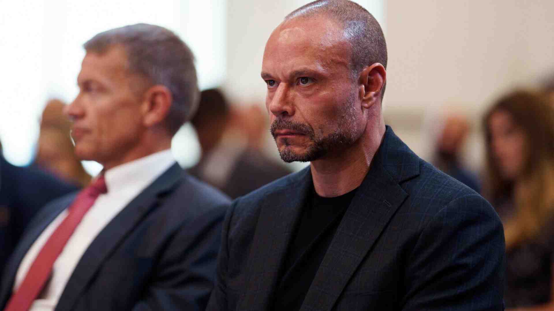Immagine di Dan Bongino, da podcaster ultraconservatore e cospirazionista a vicedirettore dell’Fbi
