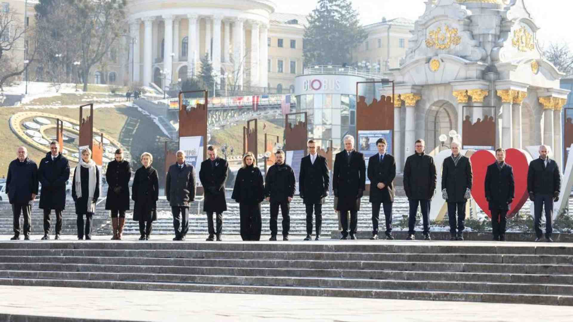 Immagine di L'anniversario della guerra sotto una pioggia di droni russi. L'Europa a Kiev