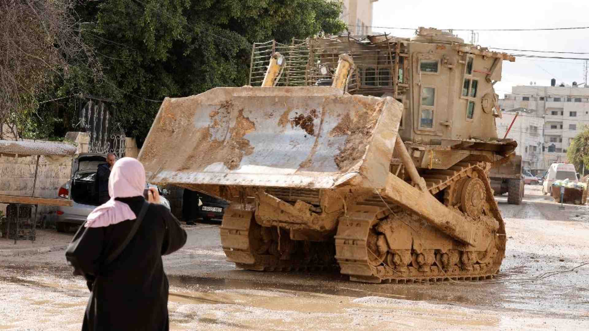Immagine di Israele manda tank e ruspe in Cisgiordania: «Contro i terroristi»