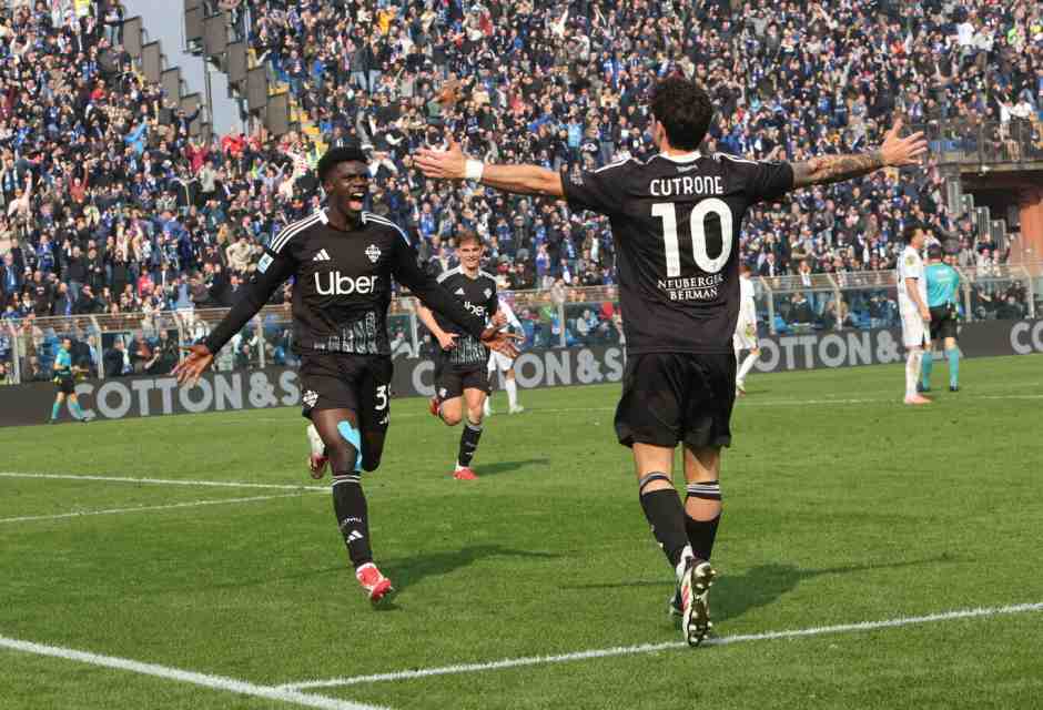 Assane Diao esulta andando ad abbracciare Patrick Cutrone dopo un gol (foto LaPresse)