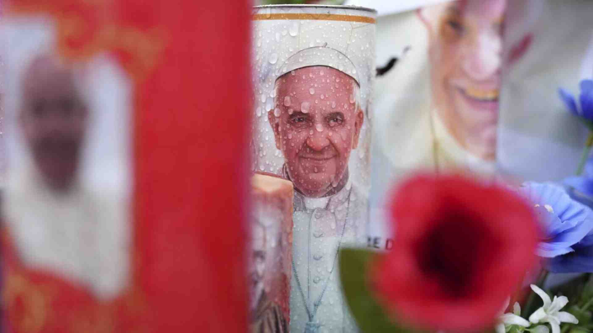 Immagine di Papa Francesco al Gemelli: "È in poltrona e continua le terapie". Le sue condizioni restano critiche