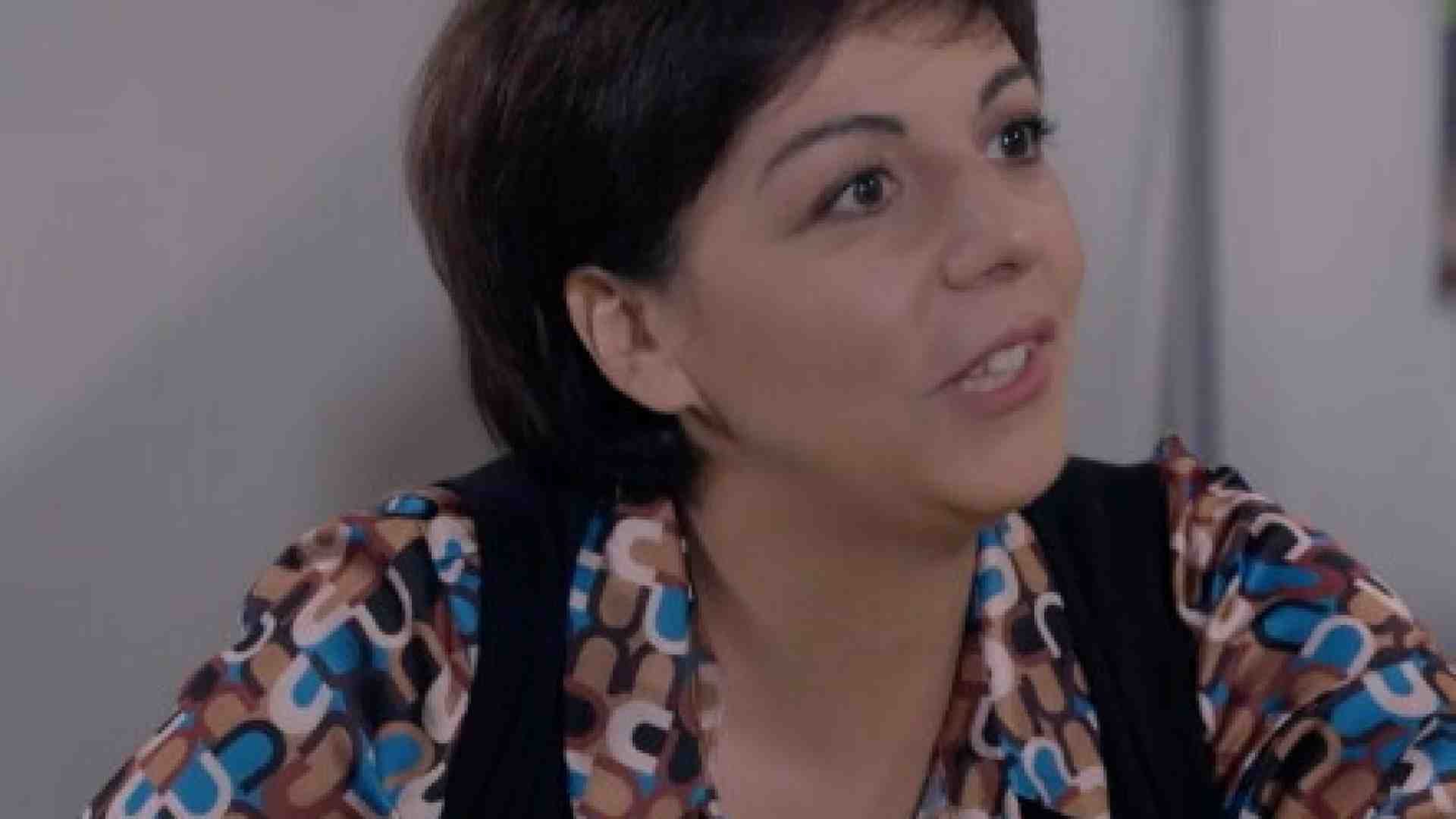 Immagine di Un posto al sole: Mariella bacia il suo nuovo spasimante ma basta una telefonata di Guido per interrompere l'idillio
