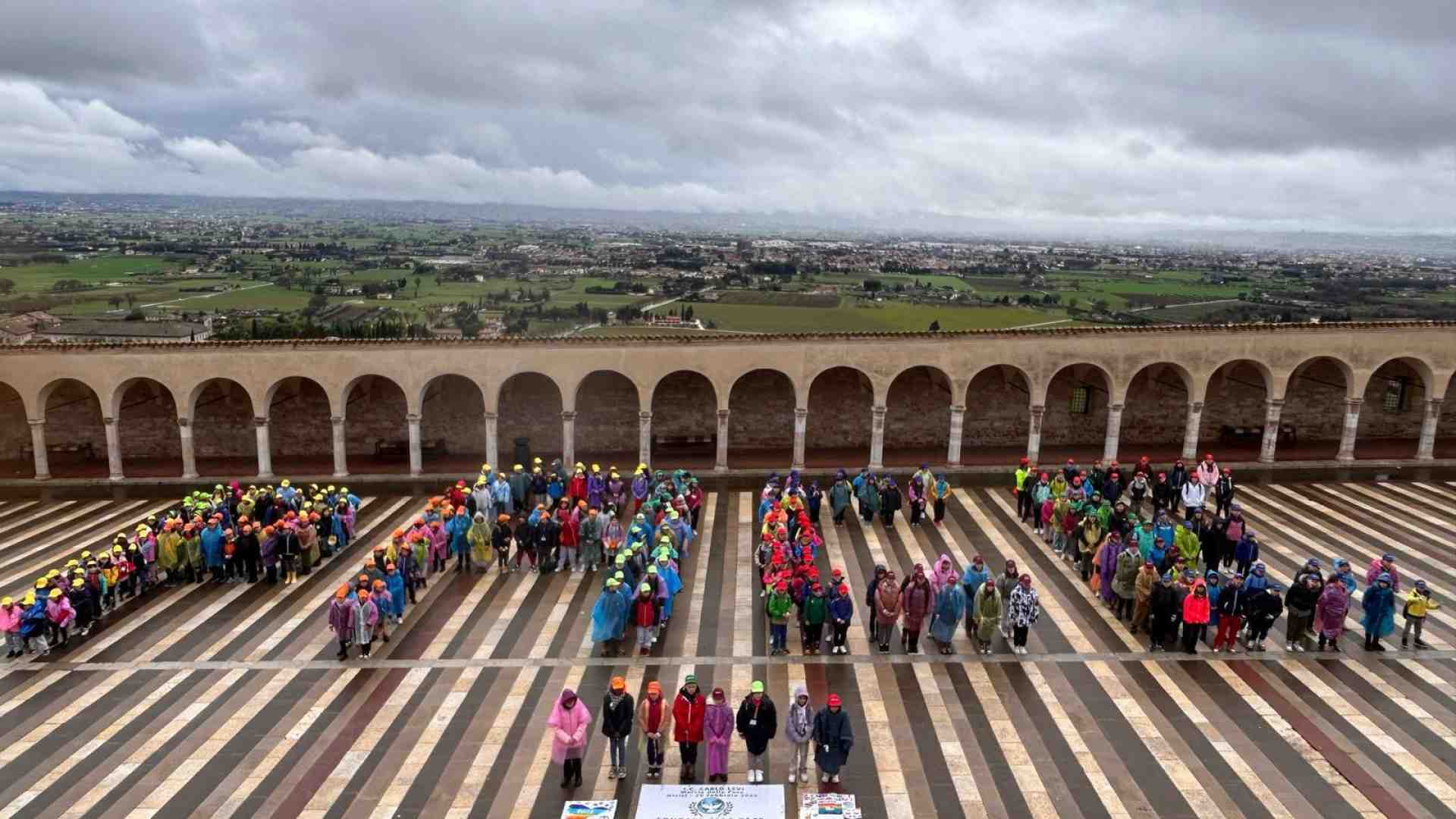 Immagine di Assisi si colora di pace: 350 bambini per un futuro senza guerre