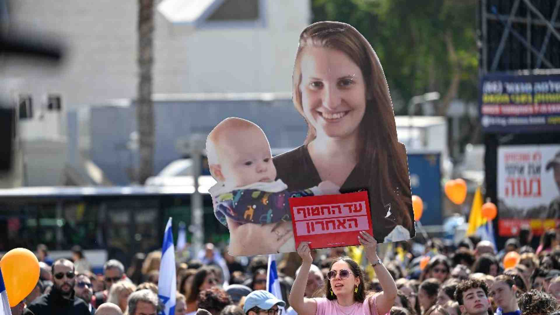 Immagine di Israele si è fermato per l'addio ai Bibas. «Potevano salvarvi»