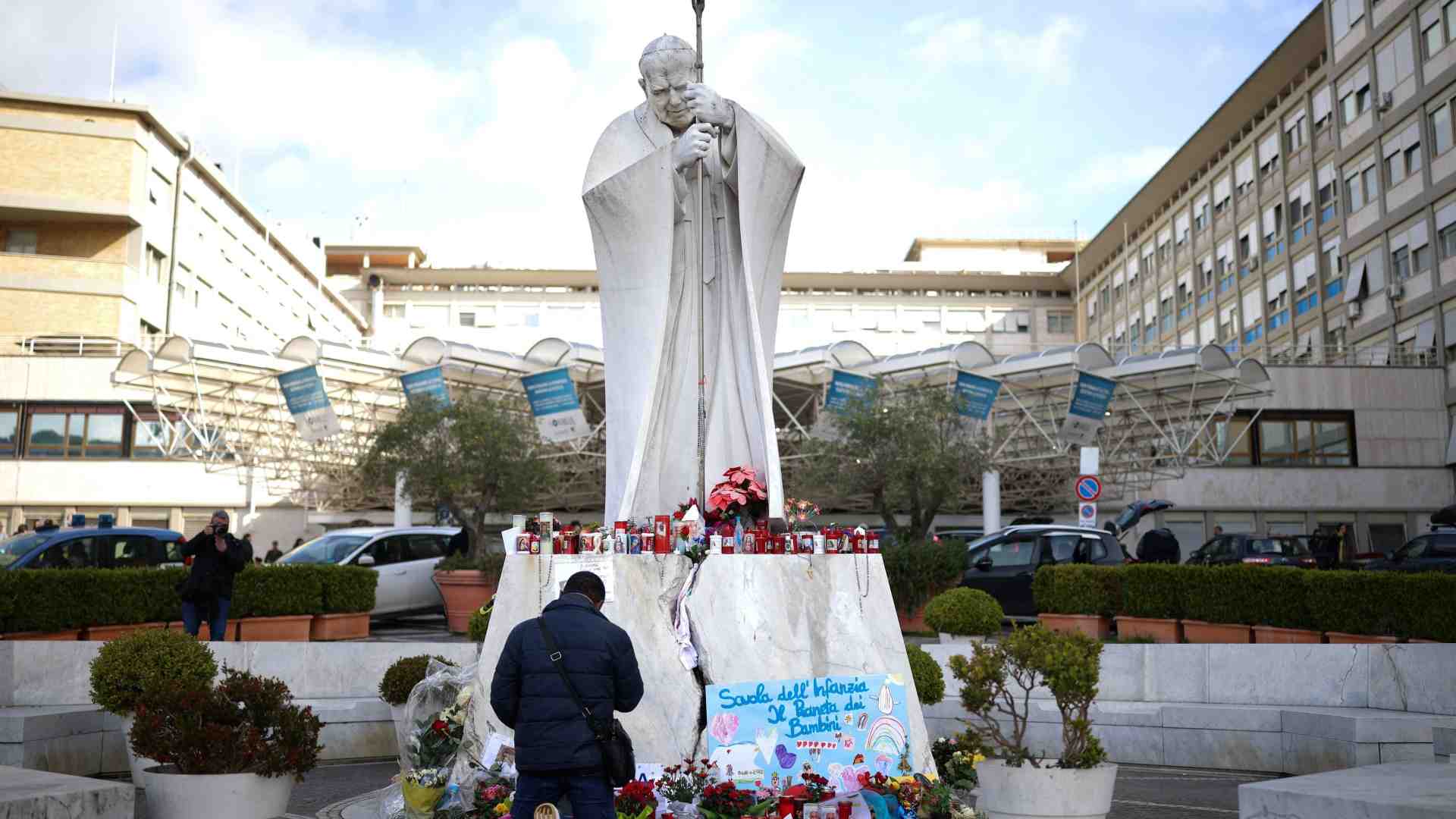 Immagine di Notte tranquilla del Papa. Oggi ha letto i giornali e continua le terapie