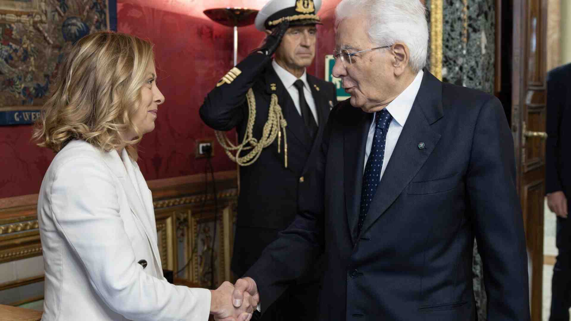 Immagine di Le scale di Meloni. Ucraina-Trump, la premier vuole scalzare Macron come negoziatore. Mattarella si interroga sulla "linea"
