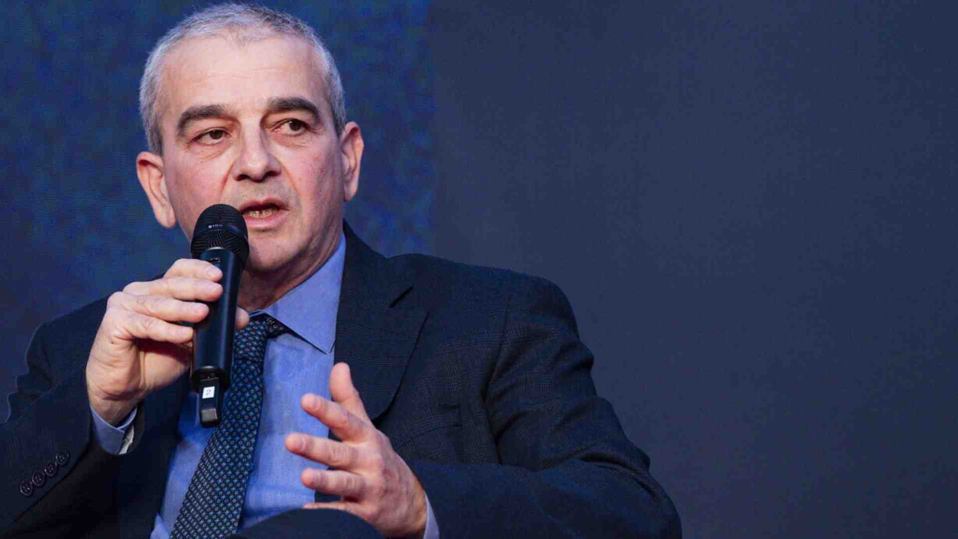 Immagine di Trump allarma il governo Meloni. Fazzolari: "Esordio troppo frizzante, preoccupati dai dazi"