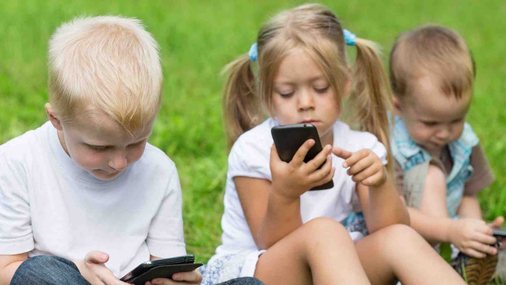 Immagine di Non è mai abbastanza tardi per lo smartphone, una ricerca spiega perché
