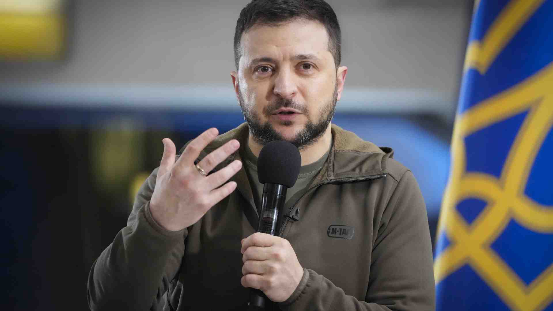 Immagine di Zelensky alla Casa Bianca e il futuro di Kyiv tra Wahington e Bruxelles