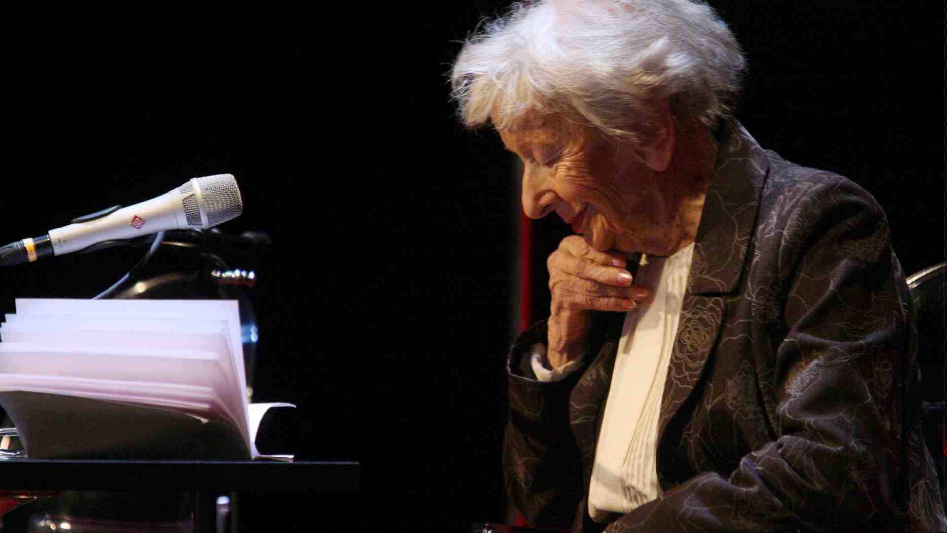 Immagine di Poesie disperse di Wislawa Szymborska: il tuo bottone, la mia chiave di casa