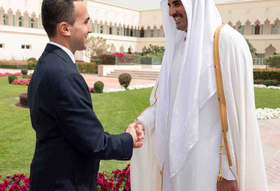 Luigi Di Maio con l&rsquo;emiro del Qatar Al Thani nel 2022 (foto Getty)&nbsp;<br />