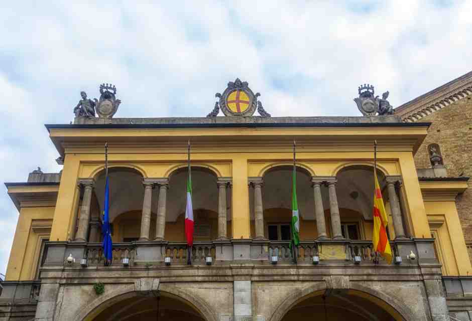 L'ingresso di Piazza Broletto nel centro storico di Lodi, Lombardia (foto Getty)