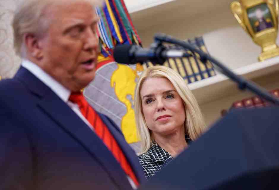 Donald Trump e Pam Bondi nello Studio Ovale della Casa Bianca il 5 febbraio 2025 (Foto di Andrew Harnik/Getty Images)&nbsp;<br />